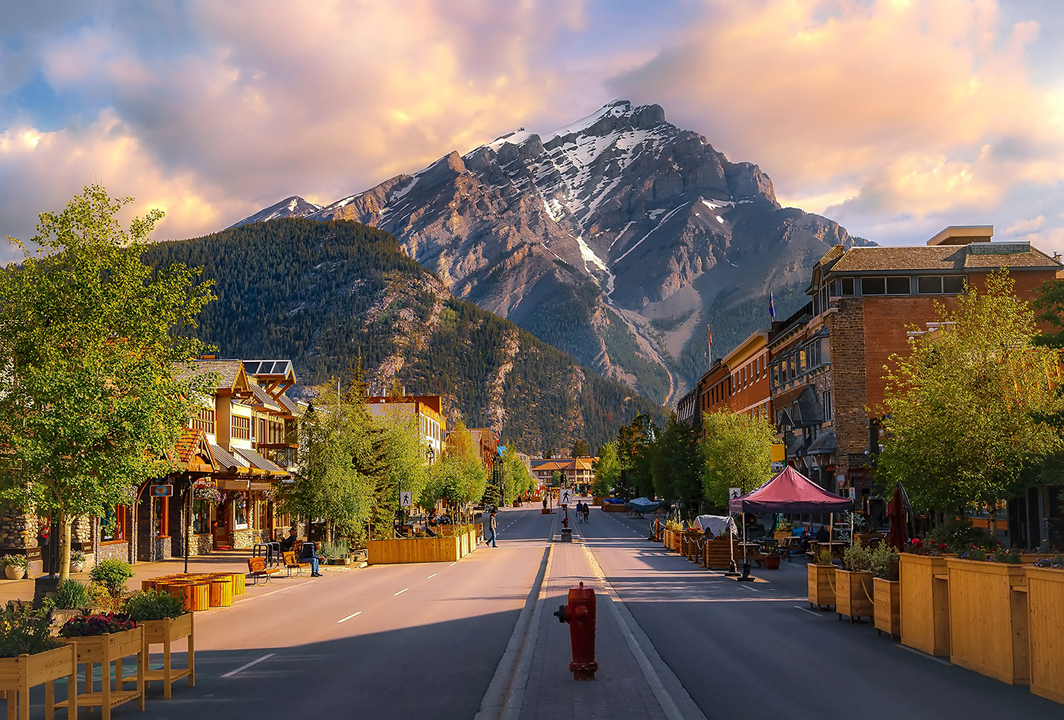 Phố chính Banff Avenue với núi Cascade phía sau