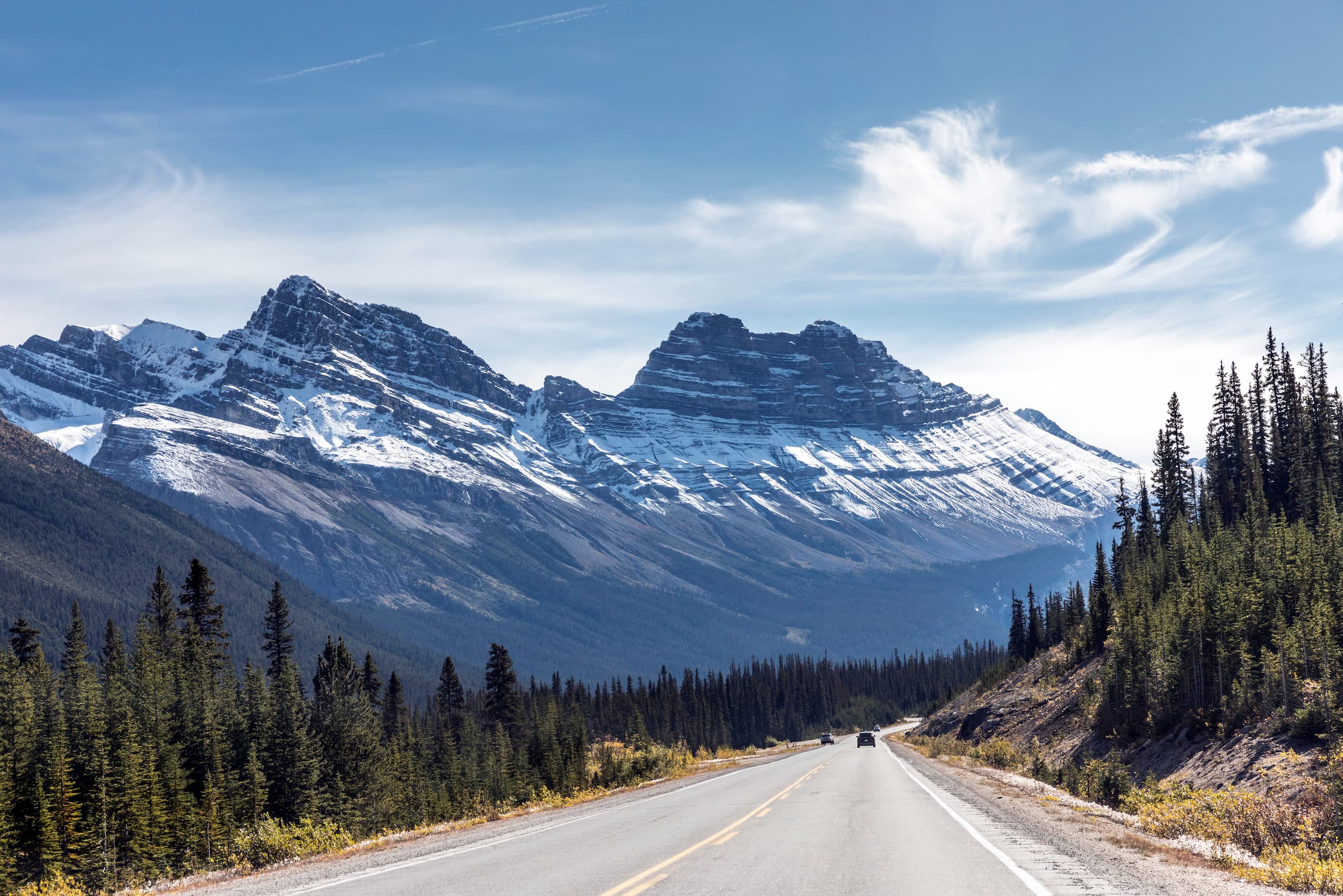 Đường Icefields Parkway chạy dưới chân dãy núi tuyết