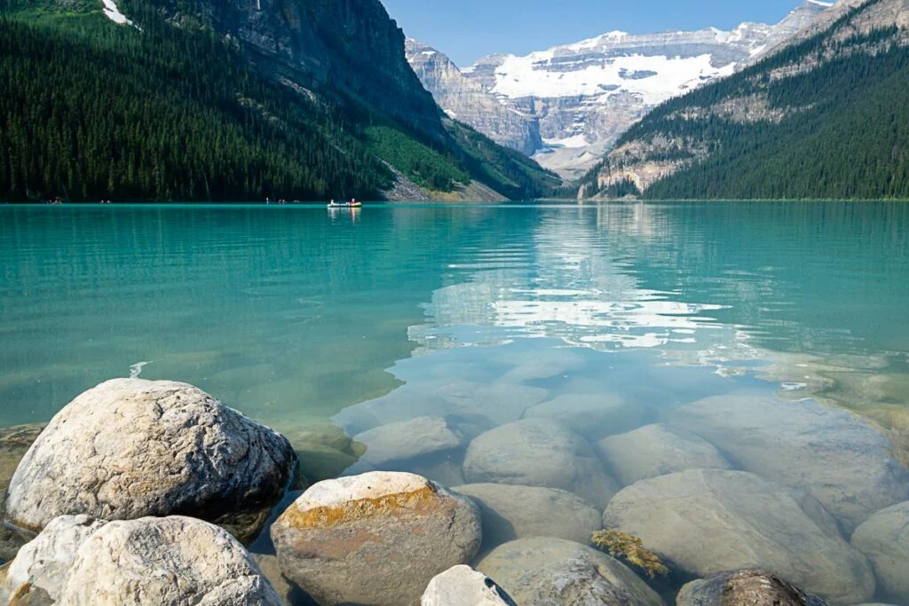 Hồ Lake Louise nước xanh ngọc dưới chân núi
